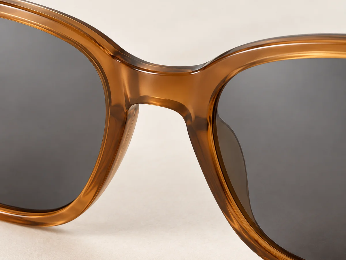 Integrated acetate saddle bridge between the lenses