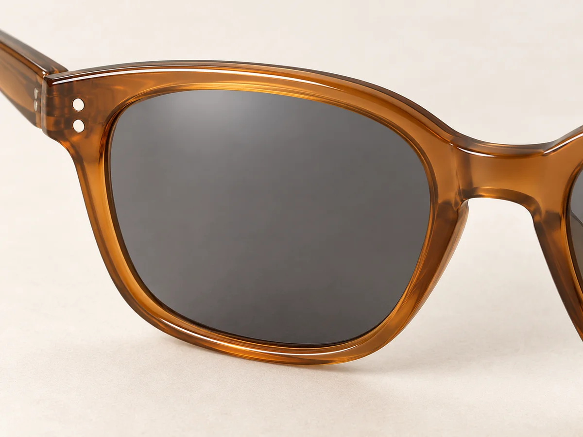 Rounded rectangular lens opening and amber rim thickness